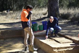 Tim Owen inspects archaeological investigations in Western Sydney Photo Sharon Johnson GML Heritage aa_DSC0277