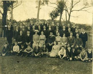 WoodfordAcademy_staffpupils1910